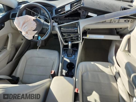 ✅ 2014 Volkswagen Passat S • VIN: 1VWAS7A35EC024457 • Лот: 71877215. Опубликован ранее на Copart с пробегом 83 423 миль. Бесплатный доступ к архиву аукционных продаж из США и подробный отчёт об истории автомобиля на DreamBid. Изображение 8.