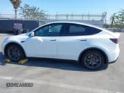 ✅ 2024 Tesla Model Y Long Range • VIN: 7SAYGDEE4RF151287 • Lot: 42959915. Wystawiony na IAAI z przebiegiem 31 222 mil. Bezpłatny archiwum sprzedaży aukcyjnych z USA i szczegółowy raport historii pojazdu na DreamBid. Zdjęcie 13.