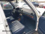 ✅ 1983 Mercedes-Benz 240 • VIN: WDBAB23A6DB379187 • Lot: 42003675. Wystawiony na IAAI z przebiegiem 61 941 mil. Bezpłatny archiwum sprzedaży aukcyjnych z USA i szczegółowy raport historii pojazdu na DreamBid. Zdjęcie 5.