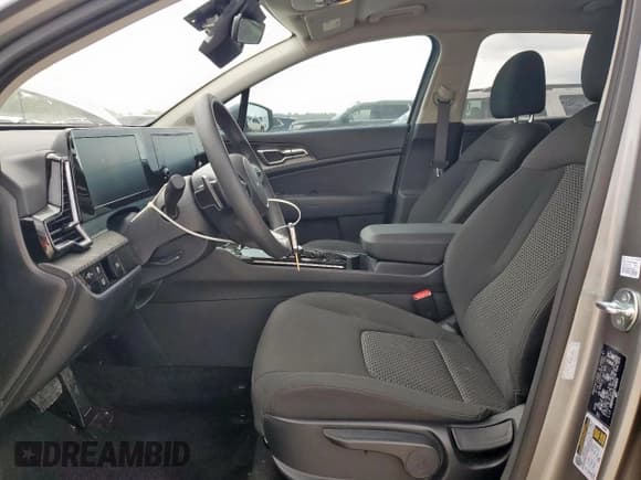 ✅ 2025 Kia Sportage LX • VIN: KNDPU3DG6S7181854 • Lot: 70718845. Wystawiony na Copart z przebiegiem 10 815 mil. Bezpłatny archiwum sprzedaży aukcyjnych z USA i szczegółowy raport historii pojazdu na DreamBid. Zdjęcie 7.