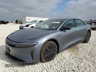 ✅ 2025 Lucid Air Pure • VIN: 50EA1PGA1SA005516 • Lot: 43931225. Wystawiony na Copart z przebiegiem Nie podano. Bezpłatny archiwum sprzedaży aukcyjnych z USA i szczegółowy raport historii pojazdu na DreamBid. Zdjęcie 1.