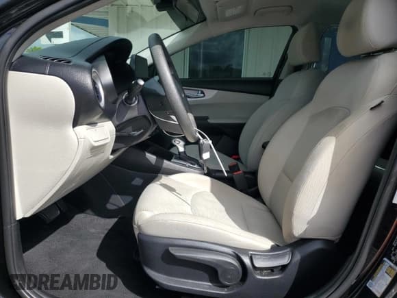 ✅ 2023 Kia Forte LX • VIN: 3KPF24AD4PE590010 • Lot: 85327185. Wystawiony na Copart z przebiegiem 28 043 mil. Bezpłatny archiwum sprzedaży aukcyjnych z USA i szczegółowy raport historii pojazdu na DreamBid. Zdjęcie 7.