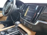 ✅ 2018 Volvo S90 Momentum • VIN: LVY982AK4JP021656 • Лот: 58269813. Опубликован ранее на Copart с пробегом 61 778 миль. Бесплатный доступ к архиву аукционных продаж из США и подробный отчёт об истории автомобиля на DreamBid. Изображение 7.