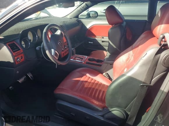 ✅ 2013 Dodge Challenger R/T Plus • VIN: 2C3CDYBT4DH612344 • Lot: 79023054. Wystawiony na Copart z przebiegiem Nie podano. Bezpłatny archiwum sprzedaży aukcyjnych z USA i szczegółowy raport historii pojazdu na DreamBid. Zdjęcie 7.