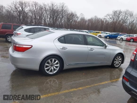 ✅ 2007 Lexus LS 460 L • VIN: JTHGL46F375013281 • Lot: 41725707. Listed on IAAI with 197,202 mi. Free auction sales archive from the USA and detailed vehicle history report at DreamBid. Image 13.