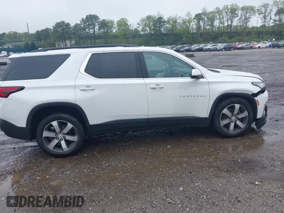 ✅ 2022 Chevrolet Traverse LT • VIN: 1GNEVHKW6NJ135807 • Lot: 42167651. Wystawiony na IAAI z przebiegiem 62 782 mil. Bezpłatny archiwum sprzedaży aukcyjnych z USA i szczegółowy raport historii pojazdu na DreamBid. Zdjęcie 13.