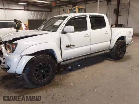 ✅ 2005 Toyota Tacoma • VIN: 5TELU42N55Z103312 • Lot: 41425609. Listed on IAAI with 303,201 mi. Free auction sales archive from the USA and detailed vehicle history report at DreamBid. Image 2.