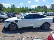 ✅ 2022 Ford Mustang Mach-E Select • VIN: 3FMTK1RM1NMA28893 • Lot: 42527420. Wystawiony na IAAI z przebiegiem 50 935 mil. Bezpłatny archiwum sprzedaży aukcyjnych z USA i szczegółowy raport historii pojazdu na DreamBid. Zdjęcie 14.