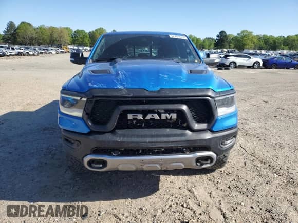 2020 Ram 1500 Rebel z VIN 1C6SRFLM9LN359457, wystawiony jako Copart lot #52703575 z przebiegiem 29 454 mil mil oraz Czysty tytuł • Clean title. Historia ofert i sprzedaży dostępna na DreamBid. Obrazek 5.