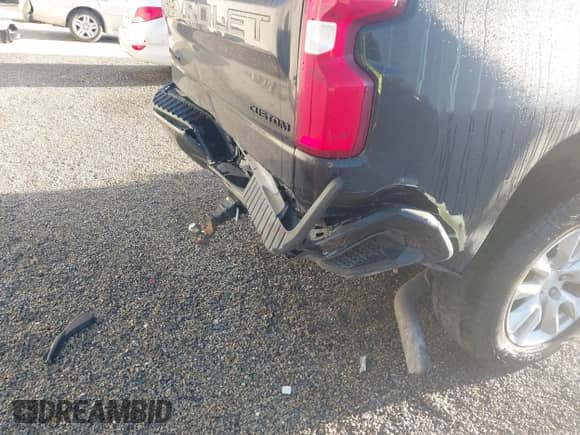 2021 Chevrolet Silverado 1500 Custom z VIN 1GCPYBEKXMZ151393, wystawiony jako IAAI lot #43363589 z przebiegiem 161 635 mil mil oraz . Historia ofert i sprzedaży dostępna na DreamBid. Obrazek 18.