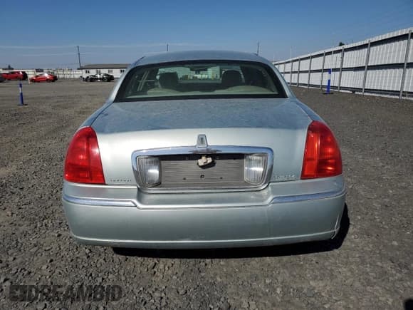 ✅ 2007 Lincoln Town Car Signature Limited • VIN: 1LNHM82W97Y630811 • Lot: 84044435. Listed on Copart with 163,696 mi. Free auction sales archive from the USA and detailed vehicle history report at DreamBid. Image 6.