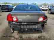 2010 Chevrolet Malibu 1LS z VIN 1G1ZB5E02AF262603, wystawiony jako Copart lot #57138915 z przebiegiem 128 992 mil mil oraz Szkoda całkowita • Salvage title. Historia ofert i sprzedaży dostępna na DreamBid. Obrazek 6.