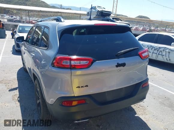 ✅ 2016 Jeep Cherokee Latitude • VIN: 1C4PJMCS4GW170322 • Лот: 41841572. Опубликован ранее на IAAI с пробегом 112 884 миль. Бесплатный доступ к архиву аукционных продаж из США и подробный отчёт об истории автомобиля на DreamBid. Изображение 3.