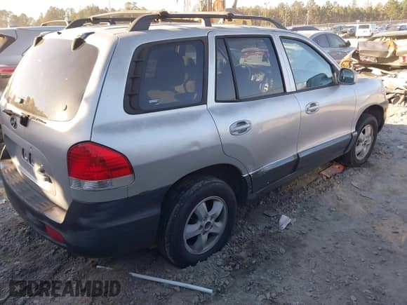 2005 Hyundai Santa Fe GLS z VIN KM8SC13D25U938582, wystawiony jako IAAI lot #41283607 z przebiegiem 176 212 mil mil oraz . Historia ofert i sprzedaży dostępna na DreamBid. Obrazek 4.