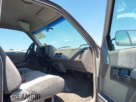 ✅ 1993 GMC Sierra 2500 • VIN: 1GTGK29N4PE563262 • Лот: 42767986. Опубликован ранее на IAAI с пробегом 158 127 миль. Бесплатный доступ к архиву аукционных продаж из США и подробный отчёт об истории автомобиля на DreamBid. Изображение 5.