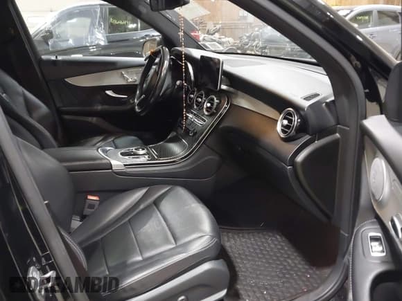 ✅ 2019 Mercedes-Benz GLC 300 • VIN: WDC0G4KB7KV125370 • Lot: 43658583. Wystawiony na IAAI z przebiegiem 56 086 mil. Bezpłatny archiwum sprzedaży aukcyjnych z USA i szczegółowy raport historii pojazdu na DreamBid. Zdjęcie 5.