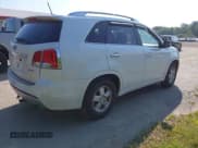 ✅ 2013 Kia Sorento SX • VIN: 5XYKWDA2XDG381581 • Lot: 42968832. Wystawiony na IAAI z przebiegiem 216 459 mil. Bezpłatny archiwum sprzedaży aukcyjnych z USA i szczegółowy raport historii pojazdu na DreamBid. Zdjęcie 4.