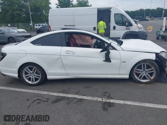 ✅ 2014 Mercedes-Benz C 250 • VIN: WDDGJ4HB1EG163012 • Lot: 42694401. Wystawiony na IAAI z przebiegiem 96 853 mil. Bezpłatny archiwum sprzedaży aukcyjnych z USA i szczegółowy raport historii pojazdu na DreamBid. Zdjęcie 13.