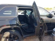 ✅ 2023 Jeep Grand Cherokee Altitude • VIN: 1C4RJGAG6PC662909 • Lot: 42916213. Wystawiony na IAAI z przebiegiem 24 008 mil. Bezpłatny archiwum sprzedaży aukcyjnych z USA i szczegółowy raport historii pojazdu na DreamBid. Zdjęcie 8.