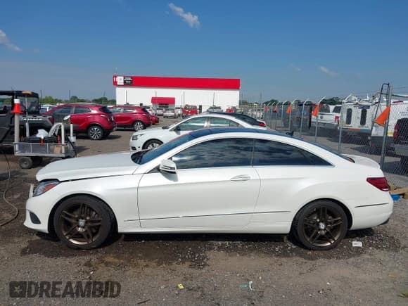 ✅ 2014 Mercedes-Benz E 350 • VIN: WDDKJ5KB7EF266983 • Lot: 42660273. Listed on IAAI with 144,643 mi. Free auction sales archive from the USA and detailed vehicle history report at DreamBid. Image 15.