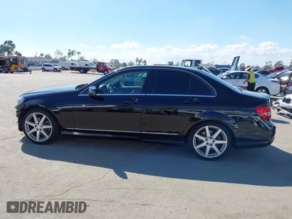 ✅ 2014 Mercedes-Benz C 250 Sport • VIN: WDDGF4HB9EG254966 • Lot: 43274146. Wystawiony na IAAI z przebiegiem 139 244 mil. Bezpłatny archiwum sprzedaży aukcyjnych z USA i szczegółowy raport historii pojazdu na DreamBid. Zdjęcie 15.