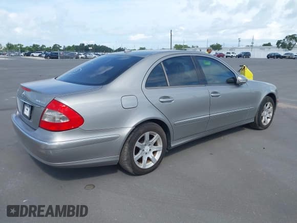 ✅ 2008 Mercedes-Benz E 320 • VIN: WDBUF22XX8B305932 • Lot: 43233709. Wystawiony na IAAI z przebiegiem 141 188 mil. Bezpłatny archiwum sprzedaży aukcyjnych z USA i szczegółowy raport historii pojazdu na DreamBid. Zdjęcie 4.