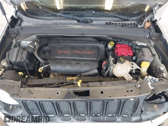 ✅ 2018 Jeep Renegade Altitude • VIN: ZACCJABB7JPH18610 • Lot: 43598761. Wystawiony na IAAI z przebiegiem 139 012 mil. Bezpłatny archiwum sprzedaży aukcyjnych z USA i szczegółowy raport historii pojazdu na DreamBid. Zdjęcie 10.