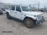 ✅ 2023 Jeep Gladiator High Altitude • VIN: 1C6HJTFG8PL553372 • Лот: 42900480. Опубликован ранее на IAAI с пробегом 14 725 миль. Бесплатный доступ к архиву аукционных продаж из США и подробный отчёт об истории автомобиля на DreamBid. Изображение 1.