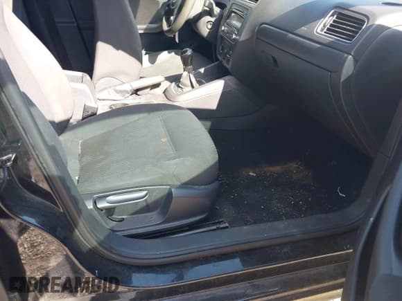 ✅ 2012 Volkswagen Jetta S • VIN: 3VW1K7AJ4CM377511 • Lot: 42565729. Wystawiony na IAAI z przebiegiem 84 155 mil. Bezpłatny archiwum sprzedaży aukcyjnych z USA i szczegółowy raport historii pojazdu na DreamBid. Zdjęcie 5.