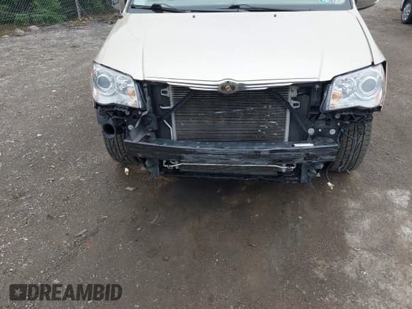 ✅ 2010 Chrysler Town & Country Limited • VIN: 2A4RR7DX2AR322606 • Lot: 42181467. Wystawiony na IAAI z przebiegiem 107 991 mil. Bezpłatny archiwum sprzedaży aukcyjnych z USA i szczegółowy raport historii pojazdu na DreamBid. Zdjęcie 6.