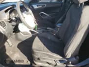 ✅ 2015 Hyundai Veloster • VIN: KMHTC6AD8FU239351 • Lot: 82050654. Wystawiony na Copart z przebiegiem 111 970 mil. Bezpłatny archiwum sprzedaży aukcyjnych z USA i szczegółowy raport historii pojazdu na DreamBid. Zdjęcie 7.