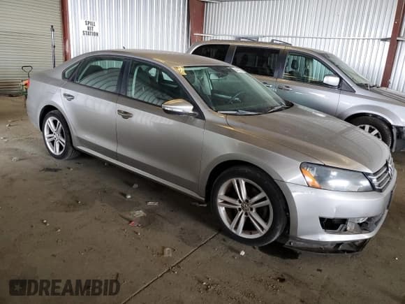 ✅ 2012 Volkswagen Passat S • VIN: 1VWAP7A36CC035367 • Lot: 84480105. Wystawiony na Copart z przebiegiem Nie podano. Bezpłatny archiwum sprzedaży aukcyjnych z USA i szczegółowy raport historii pojazdu na DreamBid. Zdjęcie 4.