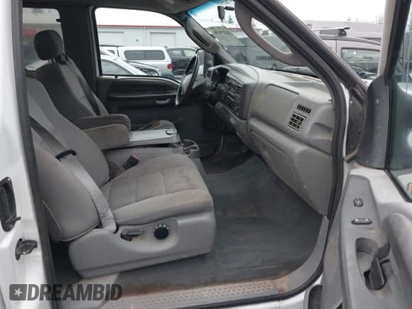 ✅ 2004 Ford F-350 XL • VIN: 1FTSX31P24EC26020 • Lot: 41159156. Wystawiony na IAAI z przebiegiem Nie podano. Bezpłatny archiwum sprzedaży aukcyjnych z USA i szczegółowy raport historii pojazdu na DreamBid. Zdjęcie 5.