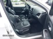 ✅ 2017 Jeep Cherokee Trailhawk L Plus • VIN: 1C4PJMBS2HD218558 • Lot: 42239283. Wystawiony na IAAI z przebiegiem 147 838 mil. Bezpłatny archiwum sprzedaży aukcyjnych z USA i szczegółowy raport historii pojazdu na DreamBid. Zdjęcie 5.