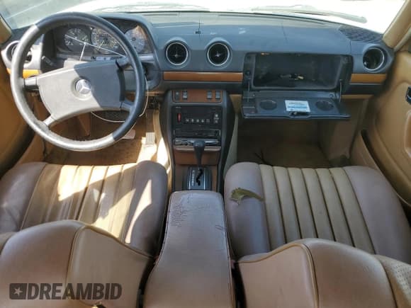 ✅ 1985 Mercedes-Benz 300 • VIN: WDBAB33C5FA264693 • Lot: 47318655. Listed on Copart with 241,531 mi. Free auction sales archive from the USA and detailed vehicle history report at DreamBid. Image 8.
