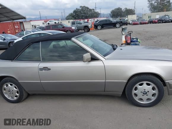 ✅ 1994 Mercedes-Benz E 320 • VIN: WDBEA66E8RC026364 • Lot: 43273322. Wystawiony na IAAI z przebiegiem 61 117 mil. Bezpłatny archiwum sprzedaży aukcyjnych z USA i szczegółowy raport historii pojazdu na DreamBid. Zdjęcie 13.