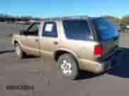 2003 Chevrolet Blazer LS z VIN 1GNDT13X03K108870, wystawiony jako IAAI lot #43406529 z przebiegiem 110 639 mil mil oraz . Historia ofert i sprzedaży dostępna na DreamBid. Obrazek 3.