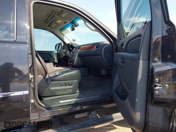 2011 Chevrolet Tahoe LTZ с VIN 1GNSKCE07BR400284, выставлен на аукционе IAAI как лот 43077478 с пробегом 151 694 миль миль и . История ставок и продаж доступна на DreamBid. Изображение 5.