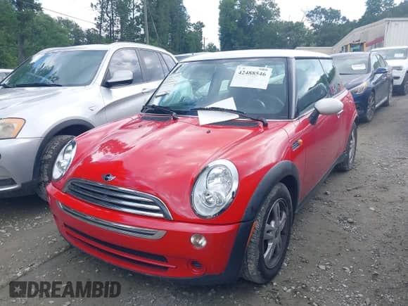 2006 MINI Hardtop с VIN WMWRC33596TK67276, выставлен на аукционе IAAI как лот 42488546 с пробегом 41 229 миль миль и . История ставок и продаж доступна на DreamBid. Изображение 2.