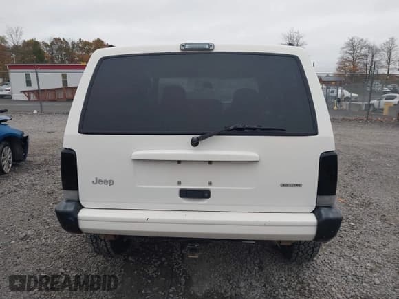 ✅ 2001 Jeep Cherokee Sport • VIN: 1J4FF48S11L583100 • Lot: 43576007. Listed on IAAI with 183,638 mi. Free auction sales archive from the USA and detailed vehicle history report at DreamBid. Image 17.