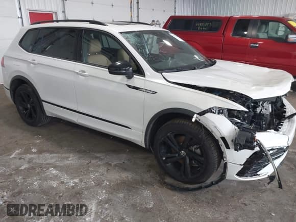 ✅ 2024 Volkswagen Tiguan SE R-Line Black • VIN: 3VV8B7AX7RM059124 • Lot: 42477502. Wystawiony na IAAI z przebiegiem 16 891 mil. Bezpłatny archiwum sprzedaży aukcyjnych z USA i szczegółowy raport historii pojazdu na DreamBid. Zdjęcie 1.