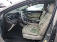 ✅ 2017 Buick LaCrosse Essence • VIN: 1G4ZP5SS2HU151369 • Lot: 74151874. Wystawiony na Copart z przebiegiem Nie podano. Bezpłatny archiwum sprzedaży aukcyjnych z USA i szczegółowy raport historii pojazdu na DreamBid. Zdjęcie 7.