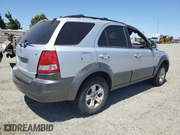 ✅ 2004 Kia Sorento LX • VIN: KNDJC733345332114 • Lot: 63048364. Wystawiony na Copart z przebiegiem Nie podano. Bezpłatny archiwum sprzedaży aukcyjnych z USA i szczegółowy raport historii pojazdu na DreamBid. Zdjęcie 3.