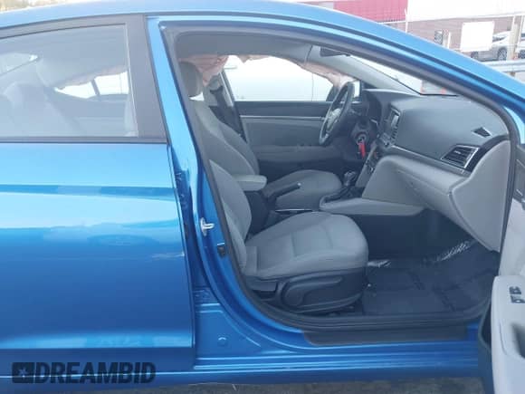 2017 Hyundai Elantra SE z VIN 5NPD84LF0HH124950, wystawiony jako IAAI lot #43494937 z przebiegiem 167 675 mil mil oraz . Historia ofert i sprzedaży dostępna na DreamBid. Obrazek 5.