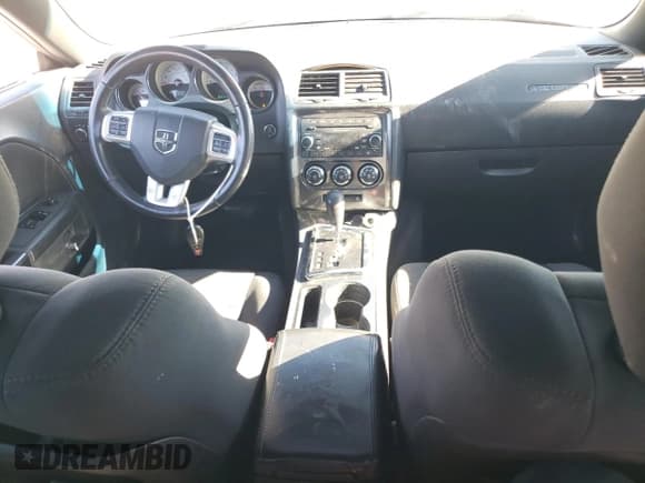 ✅ 2014 Dodge Challenger SXT • VIN: 2C3CDYAG9EH277054 • Lot: 84704754. Wystawiony na Copart z przebiegiem 211 391 mil. Bezpłatny archiwum sprzedaży aukcyjnych z USA i szczegółowy raport historii pojazdu na DreamBid. Zdjęcie 8.