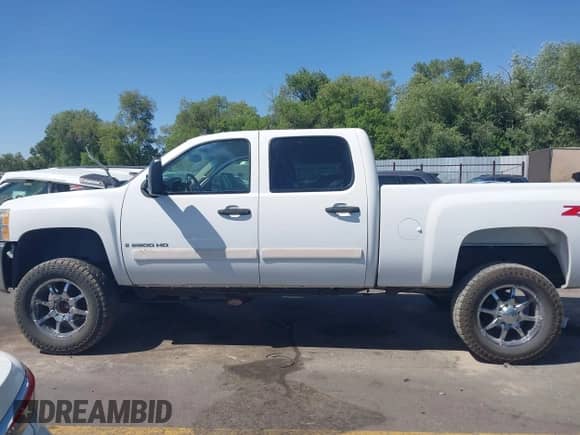 2007 Chevrolet Silverado 2500HD 1LT z VIN 1GCHK23687F512654, wystawiony jako IAAI lot #42554241 z przebiegiem 149 949 mil mil oraz . Historia ofert i sprzedaży dostępna na DreamBid. Obrazek 14.