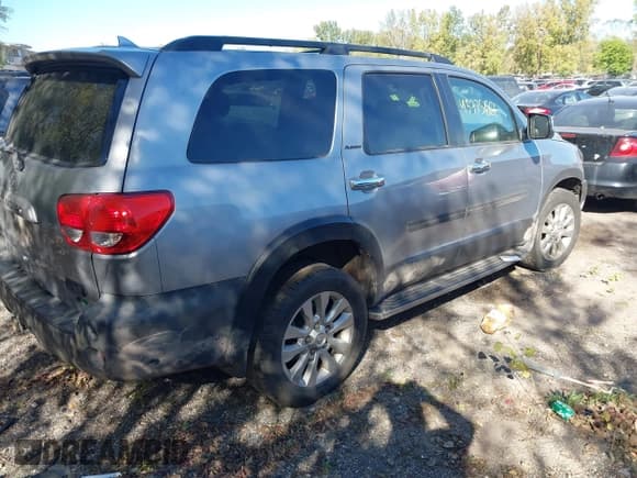 ✅ 2010 Toyota Sequoia Platinum • VIN: 5TDDW5G14AS028670 • Lot: 43375661. Wystawiony na IAAI z przebiegiem Nie podano. Bezpłatny archiwum sprzedaży aukcyjnych z USA i szczegółowy raport historii pojazdu na DreamBid. Zdjęcie 4.