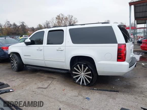 ✅ 2011 Chevrolet Suburban LT • VIN: 1GNSKJE37BR386627 • Lot: 43727327. Listed on IAAI with 181,651 mi. Free auction sales archive from the USA and detailed vehicle history report at DreamBid. Image 15.