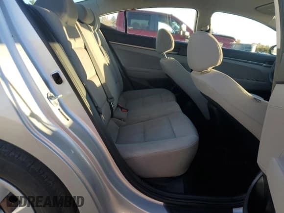 ✅ 2018 Hyundai Elantra SE • VIN: 5NPD74LF9JH393294 • Lot: 91358215. Wystawiony na Copart z przebiegiem 82 251 mil. Bezpłatny archiwum sprzedaży aukcyjnych z USA i szczegółowy raport historii pojazdu na DreamBid. Zdjęcie 10.