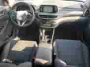 ✅ 2019 Hyundai Tucson SE • VIN: KM8J23A49KU947790 • Lot: 81069175. Wystawiony na Copart z przebiegiem 123 081 mil mil. Skorzystaj z bezpłatnego archiwum sprzedaży aukcyjnych z USA i zobacz szczegółowy raport historii pojazdu na DreamBid. Zdjęcie 8.